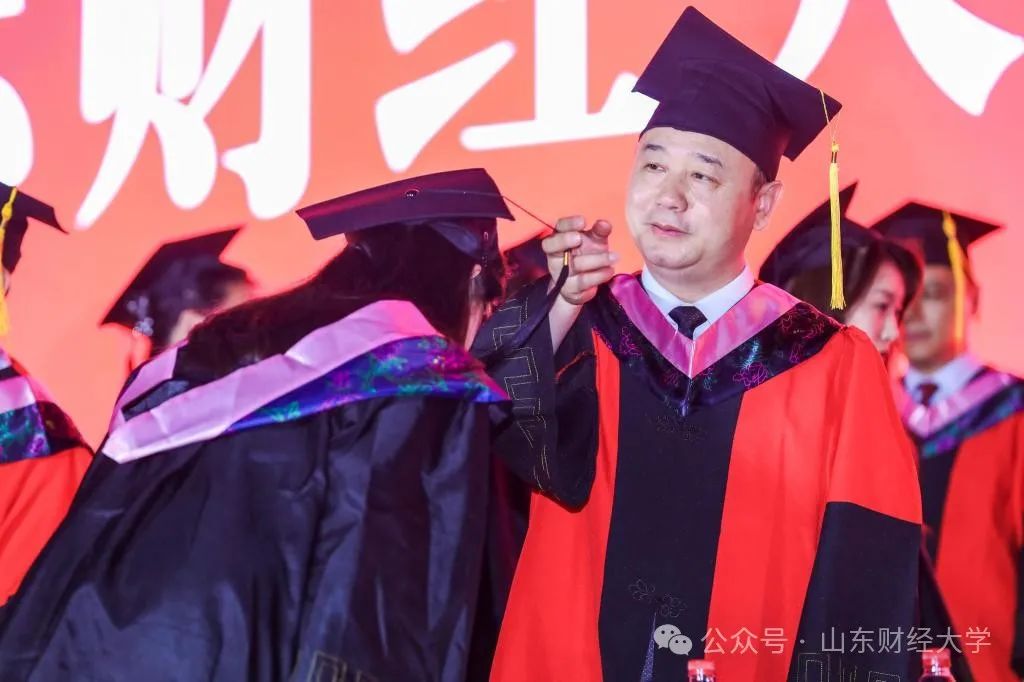 山东财经大学隆重举行2024年毕业典礼暨学位授予仪式(图7)