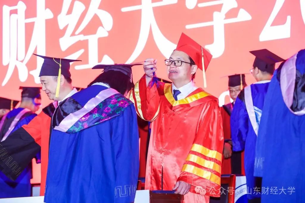 山东财经大学隆重举行2024年毕业典礼暨学位授予仪式(图8)